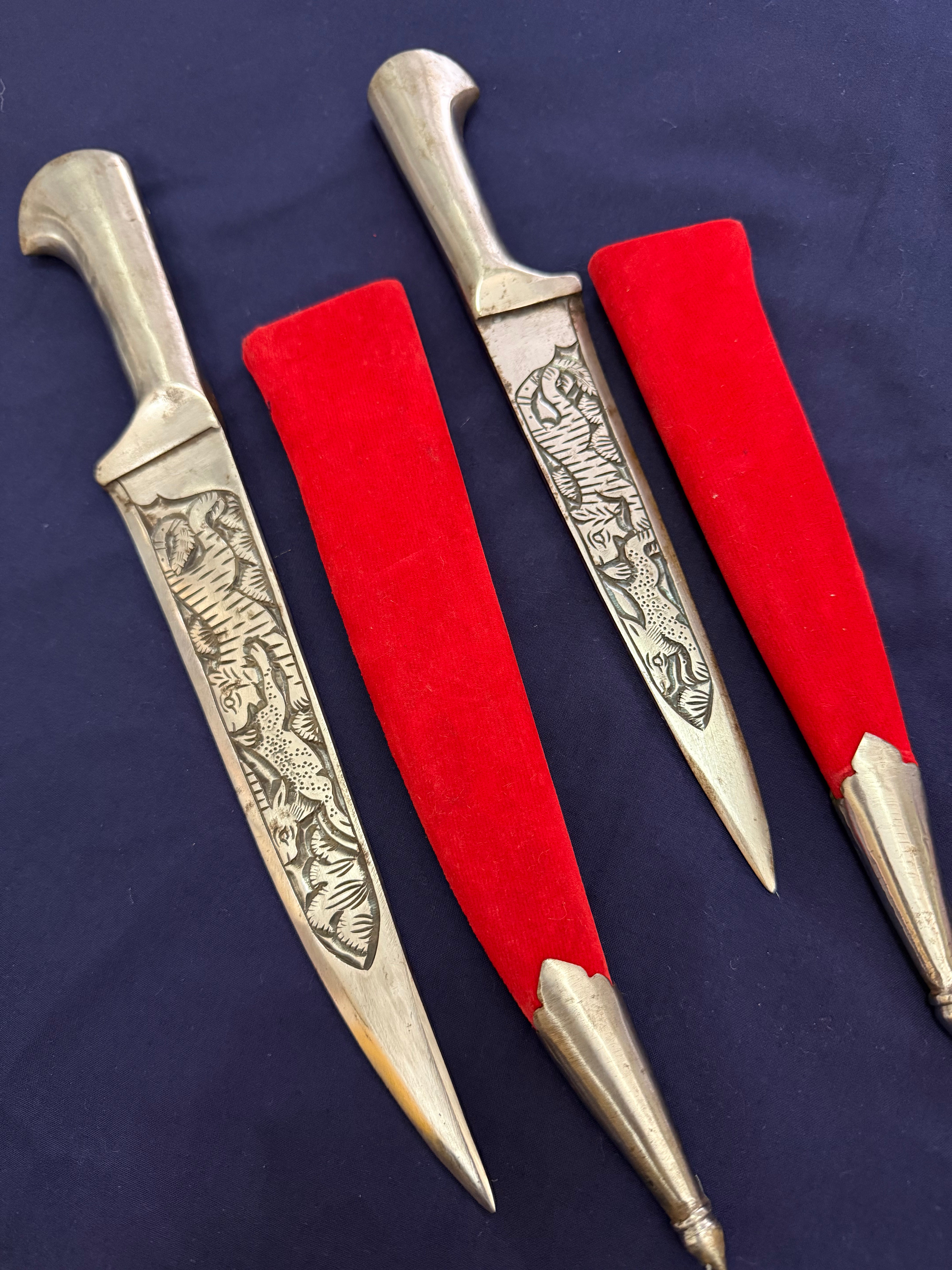 Red Pesh Kabz with detailed blade work